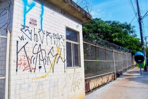 Abandono de antigo clube da Ceterp gera risco à vizinhança na avenida Rio Pardo