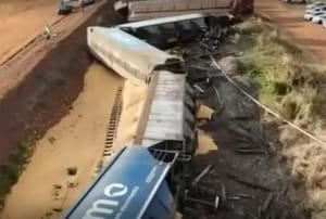 Descarrilamento deixa 30 vagões tombados e interrompe tráfego ferroviário em Araraquara