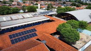 Dez escolas da área da CPFL Paulista receberam usinas solares e lâmpadas LED