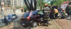 Dois idosos ficam feridos após carro ficar pendurado em mureta na Vila Amélia