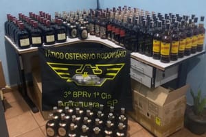 Polícia apreende 162 garrafas de uísque falsificado em abordagem na Rodovia Brigadeiro Faria Lima