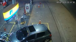 Carro derruba bomba de combustível em posto da Via Norte; motorista foge após colisão