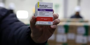 Ministério da Saúde recebe primeira remessa de novo medicamento para câncer de mama e prevê distribuição ainda este mês