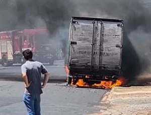 Caminhão é totalmente destruído por incêndio na zona Leste de Ribeirão Preto