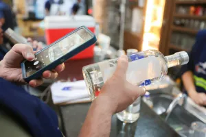 Duas mortes e apreensão de 100 garrafas: Cajuru investiga intoxicações por metanol