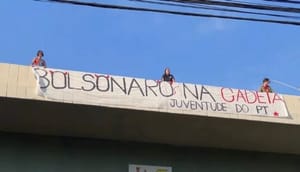 Faixa com pedido de prisão a Bolsonaro é colocada em viaduto de Ribeirão Preto