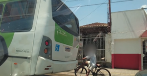 Fiscalização de ‘rabeira’ em ônibus de Ribeirão Preto é adiada; motoristas reclamam de risco e falta de ação