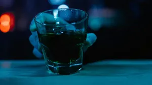 Jovem de 27 anos de Cajuru investigado por suspeita de intoxicação por metanol em SP; laboratório da USP analisa amostras