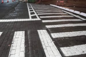 Sinalização é renovada na entrada da Esplanada do Theatro Pedro II para aumentar segurança de pedestres