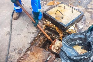 Saerp pede que moradores mantenham tampas de caixas de inspeção livres para evitar retorno de esgoto