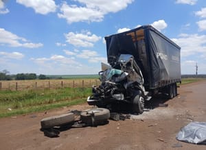 Caminhoneiro morre após bater em carreta parada na Anhanguera, em Guará