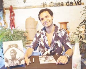 Artista de Pontal retoma carreira e lança livro que mistura teatro, fotografia e poesia