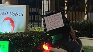 Casal de entregadores de Ribeirão Preto usa mensagem na bag para financiar casamento em 2026