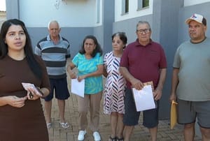 Moradores de Pontal reclamam após cinco anos sem entrega de lotes; Justiça proibiu vendas da associação