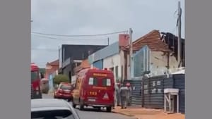 Telhado de oficina desaba em Campos Elíseos; rua foi interditada e cachorro resgatado