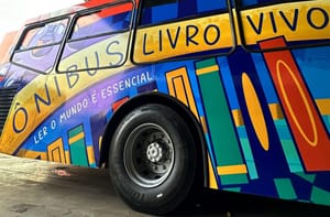 Fundação do Livro divulga programação de novembro com ônibus literário, sarau e formação para curadores