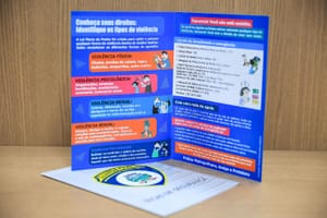 Guarda Civil distribui cartilhas de segurança no calçadão da General Osório