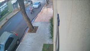 Motociclista fica ferida após ser atingida por carro e motorista foge no Centro de Ribeirão Preto