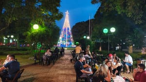 Praça 21 de Abril recebe festival gastronômico de fim de ano com cerca de 40 barraquinhas