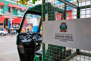 Ribeirão Preto passa a recolher lixo no Centro com tuktuks elétricos
