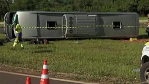 Tombamento de ônibus em Jaboticabal deixa duas mortes e dezenas de feridos, diz prefeitura