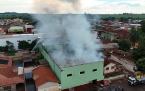 Grande incêndio destrói depósito de supermercado em Morro Agudo; prédio foi interditado