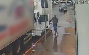 Quadrilha leva 4 toneladas de carne em assalto a caminhão no Centro de Jardinópolis