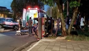 Grávida é socorrida após carro capotar em colisão na avenida Newton Reis, em Jardinópolis