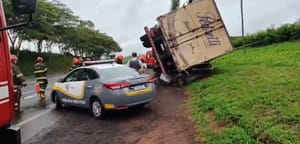 Carreta tomba na SP-322 e mata quatro pessoas, entre elas três membros de uma família