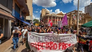 Centenas participam de marcha no Centro de Ribeirão Preto pelo fim da violência contra a mulher