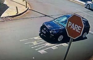 PM apreende carro abandonado em estrada de terra que pode estar ligado a atropelamento em Bonfim Paulista