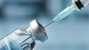 Vacina experimental com mRNA mostrou redução de recidiva em melanoma, dizem fabricantes