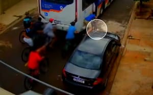 Adolescente cai após bater retrovisor de carro ao 'pegar rabeira' em ônibus em Ribeirão Preto