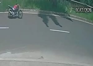 Motociclista morre após bater no canteiro central da Avenida Álvaro de Lima