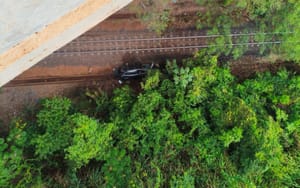 Motorista de 70 anos é resgatado em estado grave após carro cair de viaduto na Anhanguera