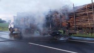 Carga pega fogo na SP‑330 e pista fica interditada por quase 10 horas