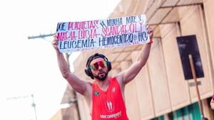 Corredor exibe cartaz em prova de Ribeirão para pedir doação de plaquetas à mãe com leucemia