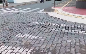 Revitalização de R. Nove de Julho volta a dar sinais de desgaste após chuva e engessa tráfego