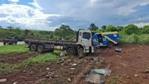 Colisão entre dois caminhões e carro-forte mata um homem na Rodovia da Morte