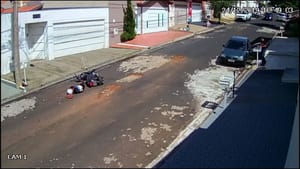 Motociclista fica inconsciente após cair em buraco deixado por obra da Sabesp em Franca