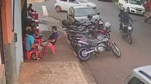 Clientes de bar na Vila Virgínia foram roubados por dupla armada que fugiu em motocicleta