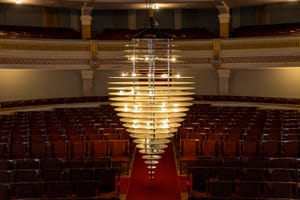 Theatro Pedro II abre ao público descida e limpeza do lustre 'Gota D’Água' em 3 de março