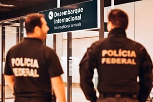 Morador da região é preso em Confins após deportação dos EUA; estava na lista vermelha da Interpol