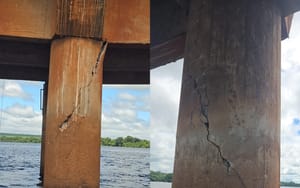 Ponte entre Conceição das Alagoas (MG) e Miguelópolis (SP) foi interditada após detecção de trincas em pilares