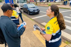 Ação educativa no centro de Ribeirão Preto orienta 100 pessoas sobre travessia segura