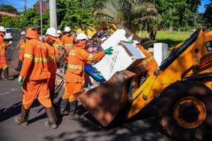 Prefeitura retira ferro-velho irregular e recupera área pública na zona norte