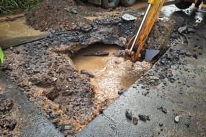 Força‑tarefa da Saerp identifica vazamento e restabelece água no Ribeirão Verde