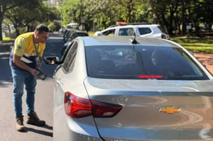 Blitz educativa orienta 100 motoristas contra velocidade excessiva na zona Sul