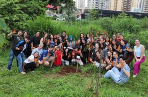 Universitários plantam 25 mudas na Avenida Maurílio Biagi para marcar início do ano letivo