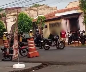 Motociclista que empinava veículo é preso após agredir agente da RP Mobi na zona Norte